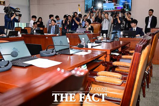국민의힘 소속 의원들이 불참한 가운데 속개된 국회 법사위.
