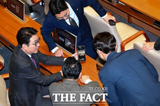 신동욱 의원이 이날 '나경원 간사 선임의 건' 표결이 이뤄진 법제사법위원회 사진을 장 대표와 박준태 의원 등에게 보이고 있다.