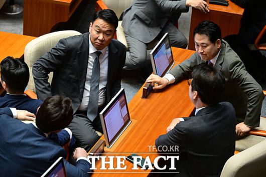 장동혁 국민의힘 대표(오른쪽)가 16일 오후 서울 여의도 국회 본회의장에서 열린 외교·통일·안보 분야 대정부질문에 참석해 정희용, 신동욱 의원 등과 대화하고 있다. /국회=남윤호 기자