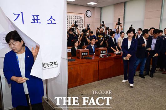 '나경원 간사 선임의 건'이 무기명 투표로 진행되고 있다.