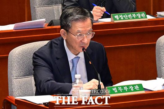 정성호 법무부 장관이 지난달 26일 오전 서울 여의도 국회에서 열린 예산결산특별위원회 전체회의에 참석해 질의 답변을 하고 있다. /국회=남윤호 기자