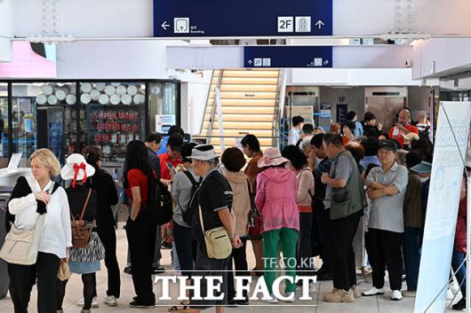 한강버스 운항 첫날인 18일 오전 서울 영등포구 여의도 선착장에서 승객들이 승선을 대기하고 있다. /서예원 기자