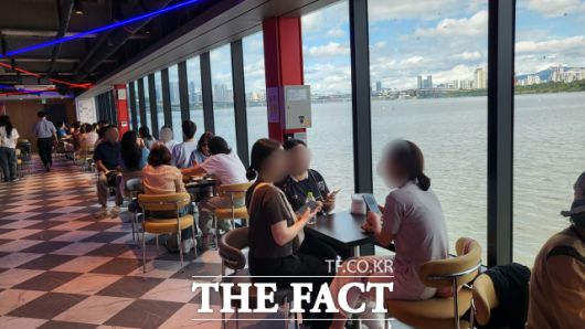 시민들이 잠실 선착장 2층에 있는 부대시설을 즐기며 대기하고 있다. /정소양 기자