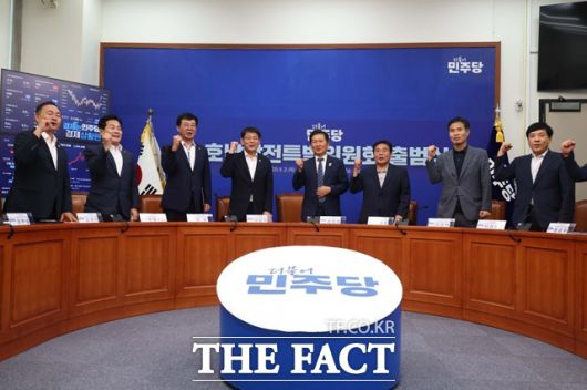 정청래(왼쪽에서 다섯 번째) 민주당 대표가 호남발전특별위원회(호남특위) 활동에 힘을 싣고 있다. 사진은 정 대표와 당 호남특위 위원들. /뉴시스