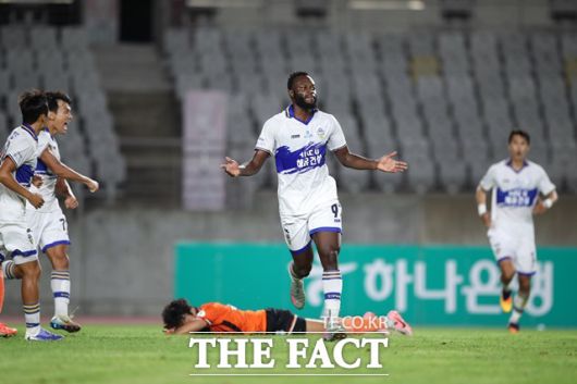 플레이오프 진출의 희망을 놓지 않고 있는 충남아산 선수들./K리그