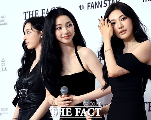 <더팩트>가 주최하고 팬앤스타와 더스퀘어이엔엠이 주관하는 '2025 더팩트 뮤직 어워즈(THE FACT MUSIC AWARDS, TMA)'가 20일 오후 '마카오 아웃도어 퍼포먼스 베뉴'에서 열린 가운데 그룹 에스파(aespa)의 카리나가 인터뷰를 하고 있다. /배정한 기자