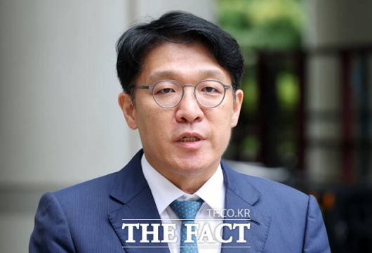 김상민 전 부장검사는 이재명 대통령의 피습 사건을 고의적으로 축소했다는 의혹도 받고 있다. 김 전 검사는 특검 조사 과정에서 지난해 4월 국정원 특보 시절 이 대통령을 테러 피해자로 보기 어렵다는 내용의 법률 검토 보고서를 작성한 배경에 관해 스스로 밝혔다고 한다. /이새롬 기자