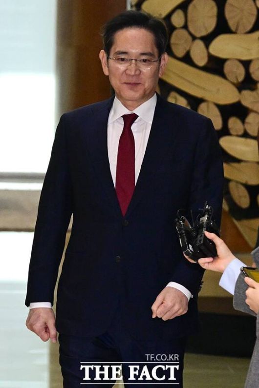 이재용 삼성전자 회장이 현장 경영을 이어가고 있다. 사진은 지난 3월 중국 출장을 마치고 서울김포비즈니스항공센터를 통해 귀국하는 이 회장. /남윤호 기자