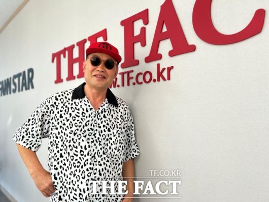 '풀꽃 가수' 박장순이 지난 10일 서울 마포구 상암동 <더팩트> 사옥에서 진행한 인터뷰를 마치고 포즈를 취하고 있다. /이상빈 기자