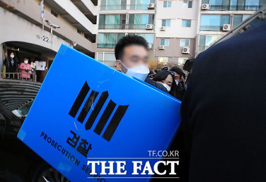 경기 성남시 '대장동 개발 특혜' 의혹을 수사하는 검찰이 17일 서울 송파구 잠실의 곽상도 전 의원 자택에 대한 압수수색을 집행한 가운데, 수색을 마친 검찰 관계자가 곽 전 의원의 집에서 나온 박스를 차량에 싣고 있다. /이새롬 기자