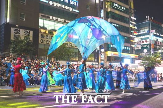 '천안흥타령춤축제 2025' 거리퍼레이드에서 외국인 참가자들이 열정적인 댄스 퍼포먼스를 선보이고 있다. /천안시
