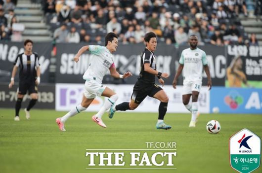 1부리그 승격을 위한 승강 플레이오프 티켓 경쟁을 펼치는 성남과 김포의 경기 장면./K리그