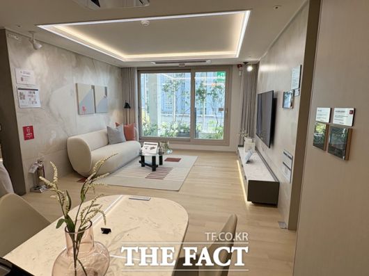 사진은 견본주택 59㎡A의 주방에서 바라본 거실이다. /공미나 기자