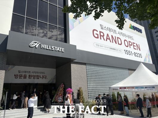 26일 방문한 힐스테이트 사직아시아드 견본주택에는 평일 오전부터 관람객으로 북적였다./공미나 기자