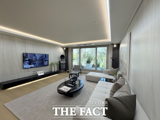 견본주택을 방문한 70대 여성은 "전반적으로 구조가 넓어 보인다"고 평가했다. /공미나 기자