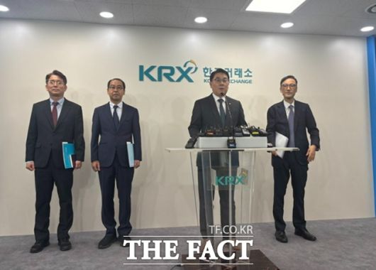 23일 한국거래소 서울 사옥에서 열린 브리핑에서 이승우 주가조작 근절 합동대응단장(오른쪽에서 두 번째)이 발언하고 있다. /이라진 기자