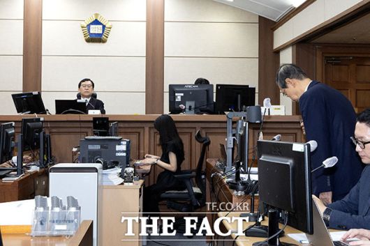 내란우두머리 방조 혐의로재판에 넘겨진 한덕수 전 국무총리가 30일 오전 서울 서초동 중앙지법에서 열린 첫 재판에 참석하고 있다./사진공동취재단