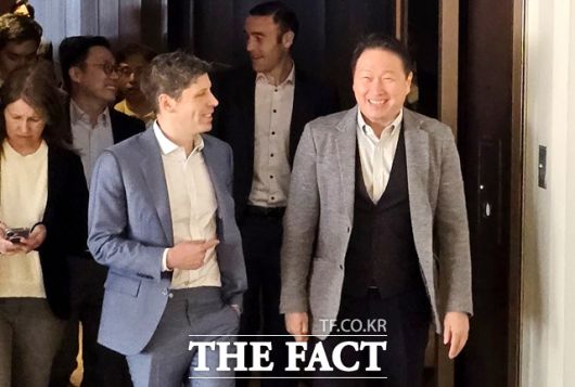 최태원 SK그룹 회장과 샘 올트먼 오픈AI 최고경영자가 지난 2월 서울 중구 더 플라자 호텔에서 회동을 마친 뒤 함께 이동하고 있다. /뉴시스