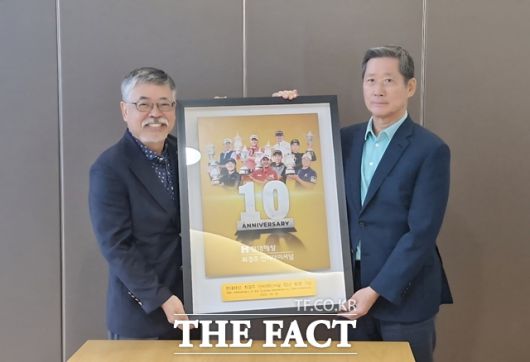 최경주인비테이셔널을 10년간 후원해 준 현대해상 정몽윤 회장(오른쪽)이 특별 제작된 기념액자를 KPGA 김원섭 회장으로 부터 전달 받고 있는 모습./KPGA