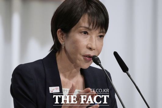 다카이치 사나에(高市早苗·64) 전 경제안보담당상이 일본 집권 자민당 총재로 결정됐다. 첫 여성 총수로 일본의 첫 여성 총리로 유력하다. 그는 아베 신조 전 총리의 정치 노선을 계승해 '여자 아베'라고도 불린다. 다카이치는 올해를 는 물론 매년 제2차 세계대전의 'A급 전범' 위패가 합사된 야스쿠니 신사를 참배해 우익으로 평가된다. /AP.뉴시스