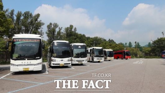 1일 국립중앙박물관 외부 주차장에 대형버스가 줄지어 주차돼 있다. /이상빈 기자