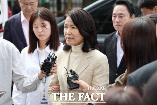 공직선거법·국가공무원법 위반 등 혐의로 체포된 이진숙 전 방송통신위원장이 4일 오후 서울 양천구 서울남부지방법원에서 열린 체포적부심에 출석하며 입장을 밝히고 있다. /뉴시스