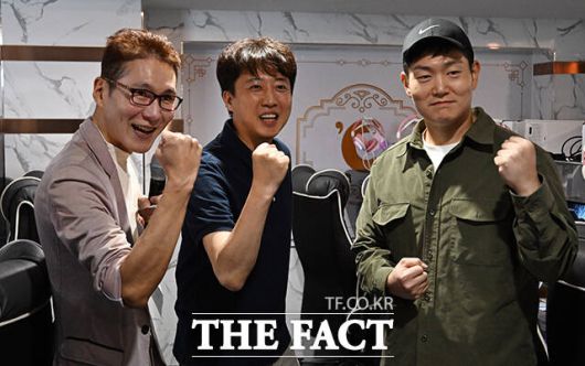 이준석 개혁신당 대표(가운데)와 김재섭 국민의힘 의원이 추석 명절을 하루 앞둔 5일 오후 서울 영등포구의 한 PC방에서 열린 한가위 기념 스타크래프트 게임대회 '스타 정치인'에 참가해 파이팅을 외치고 있다. /임영무 기자