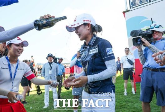 황유민이 5일(한국 시간) 하와이 오하우섬 에바비치 호아칼레이CC에서 열린 '2025 롯데 챔피언십' FR에서 우승을 차지한 뒤 동료들의 축하를 받고 있다./대홍기획 제공.뉴시스