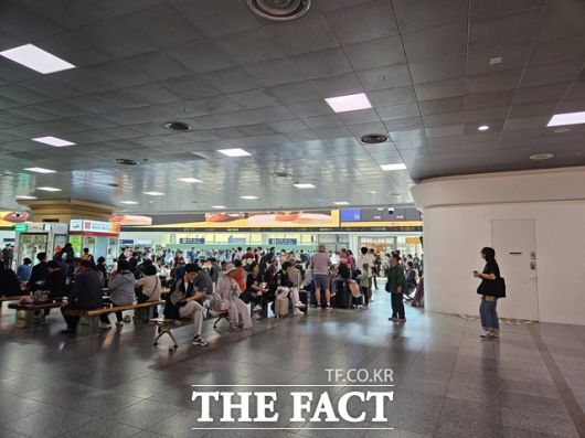지난 2일 오전 9시 서울시 용산구에 위치한 서울역에서 시민들이 귀성길 또는 여행길에 오르기 위해 KTX 열차를 기다리고 있다. /김명주 기자