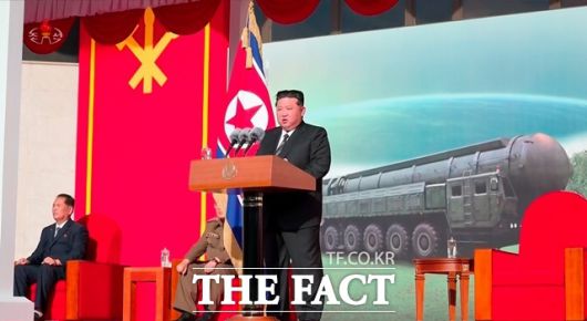 조선중앙TV가 4일 평양에서 개막한 무장장비전시회 '국방발전-2025'에 참석한 김정은 북한 국무위원장의 기념 연설을 5일 방송하고 있다. /조선중앙TV·뉴시스