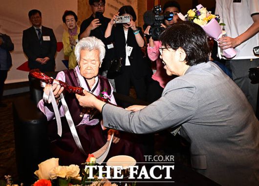 정은경 보건복지부 장관이 2일 오전 서울 소공동 롯데호텔에서 열린 '제29회 노인의 날' 기념식에 참석해 100세를 맞은 장수 어르신들에게 청려장을 증정하고 있다. /배정한 기자