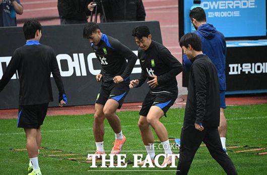 대한민국 축구 국가대표팀 팬 오픈 트레이닝이 7일 오후 경기 고양시 고양종합운동장 보조경기장에서 열린 가운데 손흥민과 옌스 카스트로프가 훈련하고 있다. /고양=박헌우 기자