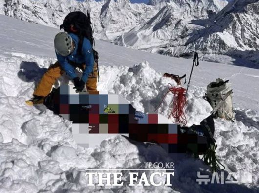 에베레스트산 인근 네팔, 중국 국경 지대에 거센 눈보라가 일어 등산객 수백명이 고립됐고 인근 봉우리에서 한국인 등산객 1명이 사망했다. /뉴시스