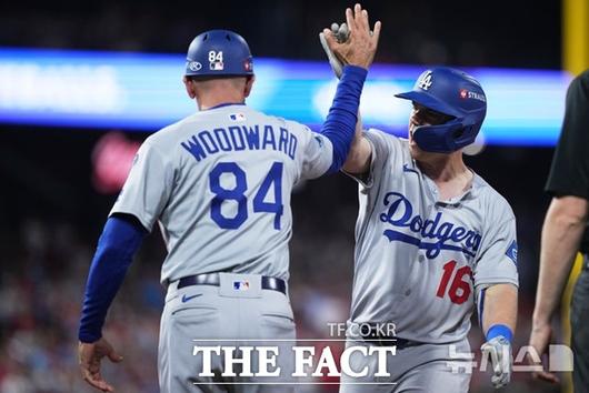 LA 다저스 윌 스미스(오른쪽)가 7일(한국시간) 필라델피아와의 내셔널리그 디비전시리즈 2차전서 7회초 2타점 중전 적시타를 때린 뒤 크리스 우드워드 1루 코치와 하이파이브를 하고 있다. /필라델피아=AP.뉴시스