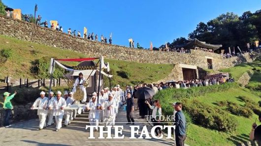 8일 '무령왕의 길' 장례 행렬이 금서루를 지나고 있다. /김형중 기자