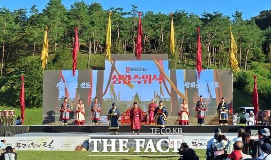 8일 제71회 백제문화제가 열리고 있는 공주 공산성에서 무령왕의 길을 연출하면서 성왕 즉위식을 펼치고 있다. /김형중 기자