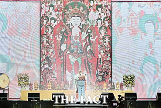 8일 영상대제에서 축사를하고 있는 마곡사 주지 원경스님. /김형중 기자