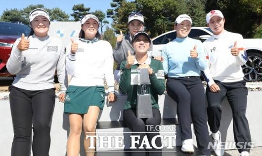 2023년 서원밸리CC에서 열린 BMW레이디스챔피언십 출전 선수들이 포토콜에 참가해 포즈를 취하고 있는 모습. 이 중 고진영(왼쪽 2번째)과 김효주, 신지애(오픈쪽 첫, 두번째)는 비멤버 신분으로 각각 LPGA투어에서 우승한 바 있다./뉴시스