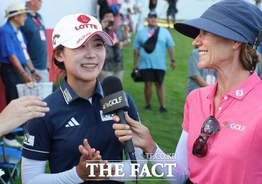 황유민(왼쪽)이 롯데 챔피언십에서 우승을 차지한 뒤 현지 방송사와 인터뷰를 하고 있다. /대홍기획