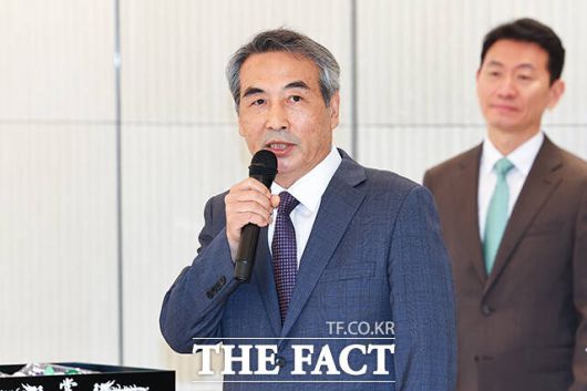 김건희 여사 연루 의혹을 수사하는 민중기 특별검사팀이 양평군 공무원 사망 사건에 대해 강압적 조사가 없었다는 입장을 밝혔다. 윤석열 전 대통령 부인 김건희 여사와 관련한 각종 의혹 사건을 수사하는 민중기 특별검사가 지난 7월2일 서울 종로구 KT광화문빌딩에 마련된 사무실 앞에서 현판 제막을 한 뒤 발언하고 있다. /서예원 기자