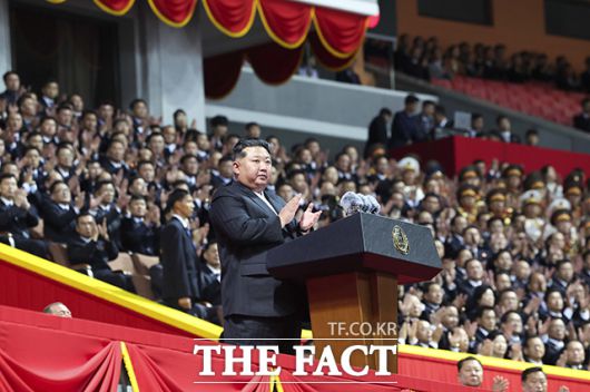 김정은 북한 국무위원장이 지난 9일 평양 능라도의 5월1일 경기장에서 열린 조선노동당 창건 80주년 경축 행사에서 연설하고 있다. /평양=신화.뉴시스