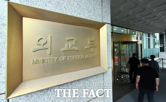 캄보디아에서 범죄 조직에 의해 숨진 채 발견된 20대 한국인의 시신이 2개월째 송환되지 못하고 있는 것과 관련해 외교부는 "빠른 시일 내에 부검과 국내 시신 운구가 이뤄질 수 있도록 캄보디아 측과 계속 협의해 나갈 것"이라고 밝혔다. /임영무 기자