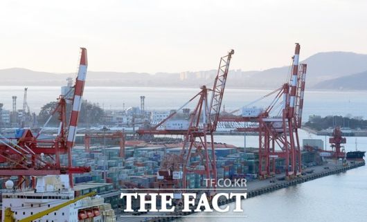 EU 집행위원회는 지난 7일(현지시간) '유럽 철강 업계 보호 대책' 초안을 발표하고, 철강 무관세 수입 쿼터를 전년(3053만t)보다 47% 축소한 1830만t으로 제한한다고 밝혔다. /더팩트 DB