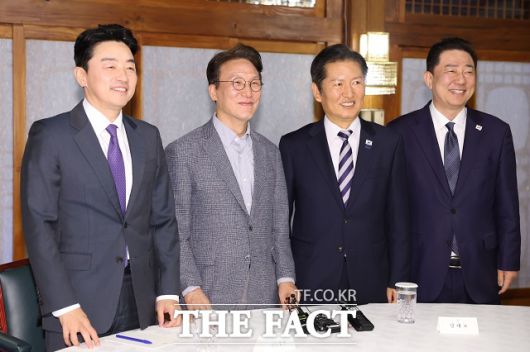 김민석 국무총리가 12일 서울 종로구 삼청동 국무총리 서울공관에서 열린 제4차 고위당정협의회에 앞서 강훈식 대통령 비서실장, 정청래 더불어민주당 대표, 김병기 원내대표와 기념촬영하고 있다. /뉴시스