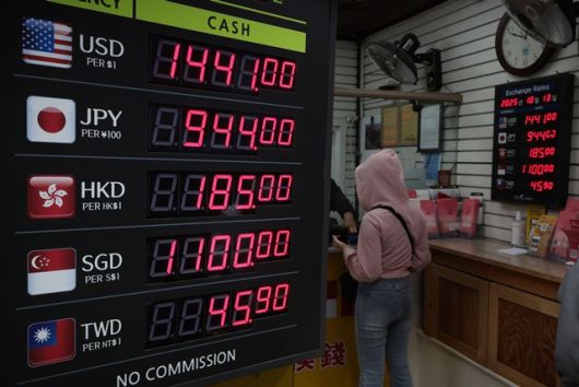 정부가 치솟는 환율에 구두개입한 13일 오후 서울 중구 명동거리의 한 환전소에 원·달러 환율이 1440원 대를 나타내고 있다. /뉴시스