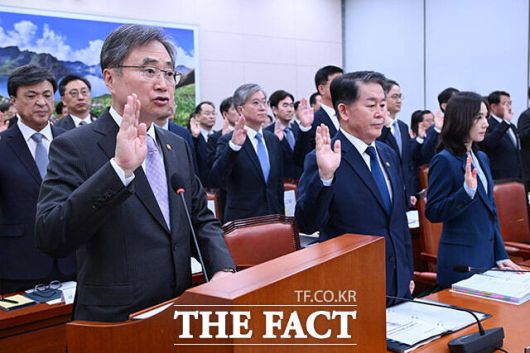 최근 캄보디아에서 우리 국민을 대상으로 한 납치·감금 등 강력 범죄가 잇따르는 것과 관련해 여야가 한목소리로 외교부를 질타했다. 사진은 조현 외교부 장관이 13일 오전 서울 여의도 국회에서 열린 외교통일위원회 국정감사에서 선서를 하고 있는 모습. /남용희 기자