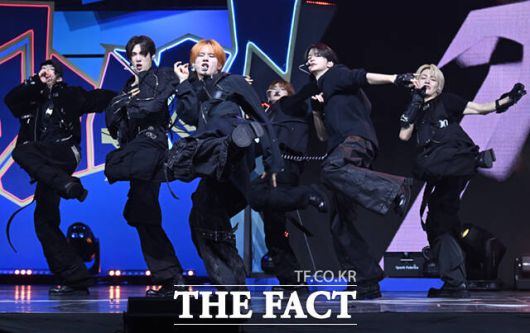 그룹 TWS(투어스)가 13일 오후 서울 광진구 예스24 라이브홀에서 열린 미니4집 'play hard(플레이 하드)' 미디어 쇼케이스에서 수록곡 '헤드 숄더스 니스 토스' 무대를 선보이고 있다. /이새롬 기자