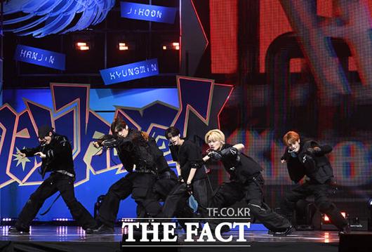 [더팩트ㅣ이새롬 기자] 그룹 TWS(투어스)가 13일 오후 서울 광진구 예스24 라이브홀에서 열린 미니4집 'play hard(플레이 하드)' 미디어 쇼케이스에서 수록곡 '헤드 숄더스 니스 토스' 무대를 선보이고 있다.