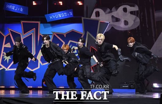 [더팩트ㅣ이새롬 기자] 그룹 TWS(투어스)가 13일 오후 서울 광진구 예스24 라이브홀에서 열린 미니4집 'play hard(플레이 하드)' 미디어 쇼케이스에서 수록곡 '헤드 숄더스 니스 토스' 무대를 선보이고 있다.