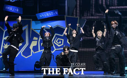 [더팩트ㅣ이새롬 기자] 그룹 TWS(투어스)가 13일 오후 서울 광진구 예스24 라이브홀에서 열린 미니4집 'play hard(플레이 하드)' 미디어 쇼케이스에서 수록곡 '헤드 숄더스 니스 토스' 무대를 선보이고 있다.